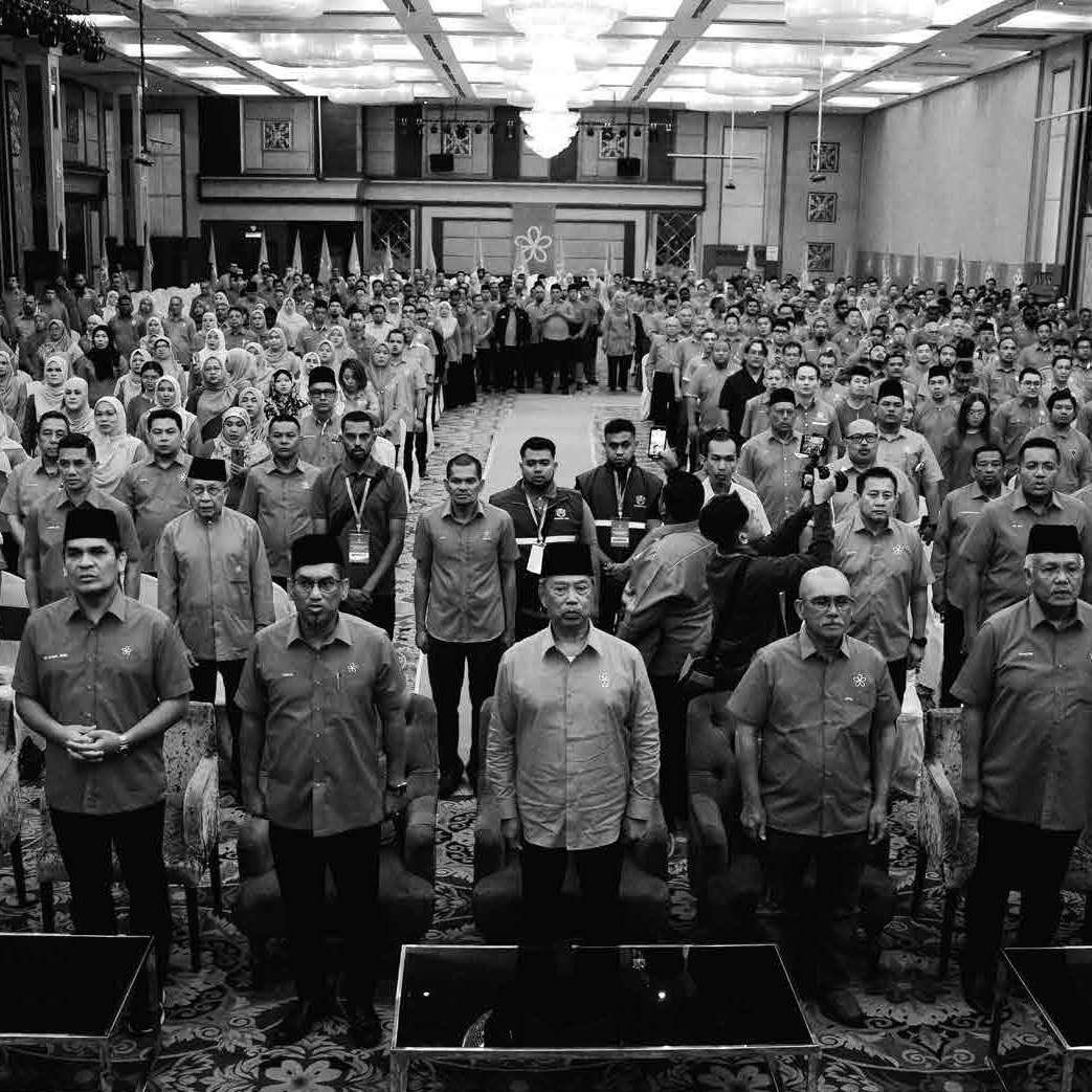 Party leaders standing before a ballroom, black and white